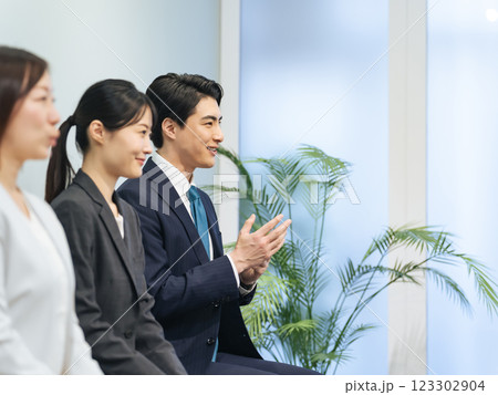 グループ面接を受けるビジネスパーソンのグループ グループ面接を受けるビジネスパーソンのグループ 123302904