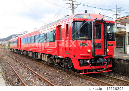 石原町駅に停車中のキハ185系気動車（JR九州） 123302934