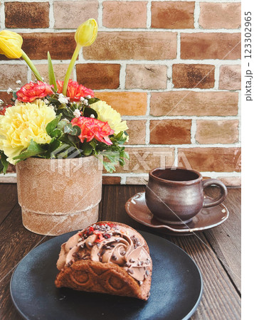 オシャレなカフェのチョコワッフル オシャレなカフェのチョコワッフル 123302965