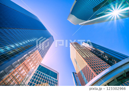 日本の東京都市景観 珍景万華鏡都市。強い光を浴びて汐留タワーが周囲のビルにくっきりと映り込む光景… 123302966