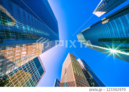 日本の東京都市景観 珍景万華鏡都市。強い光を浴びて汐留タワーが周囲のビルにくっきりと映り込む光景… 123302970