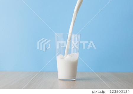 グラスに注いだ牛乳 グラスに注いだ牛乳 123303124