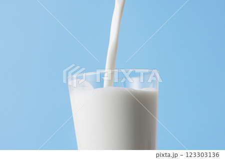 グラスに注いだ牛乳 123303136