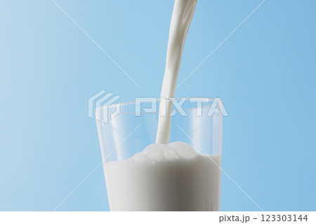 グラスに注いだ牛乳 グラスに注いだ牛乳 123303144