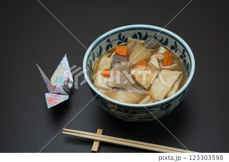 寒い冬に、根菜と煮込んだ温かいひもかわうどんを召し上がれ 寒い冬に、根菜と煮込んだ温かいひもかわうどんを召し上がれ 123303598