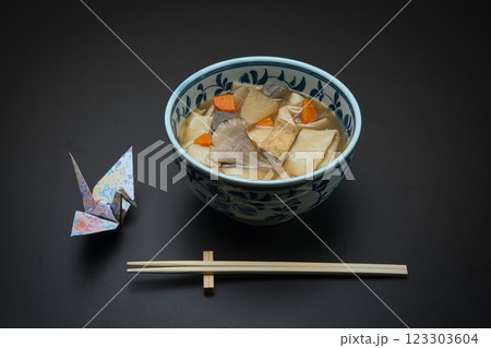 寒い冬に、根菜と煮込んだ温かいひもかわうどんを召し上がれ 123303604