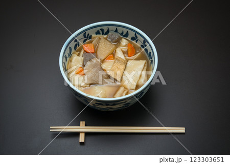 寒い冬に、根菜と煮込んだ温かいひもかわうどんを召し上がれ 寒い冬に、根菜と煮込んだ温かいひもかわうどんを召し上がれ 123303651
