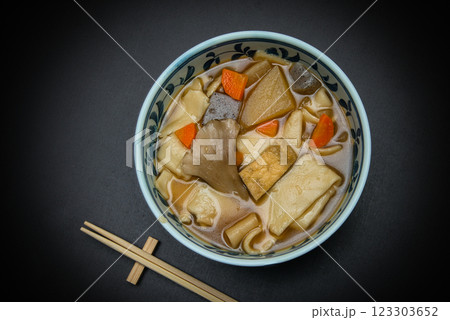 寒い冬に、根菜と煮込んだ温かいひもかわうどんを召し上がれ 寒い冬に、根菜と煮込んだ温かいひもかわうどんを召し上がれ 123303652
