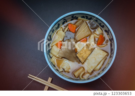 寒い冬に、根菜と煮込んだ温かいひもかわうどんを召し上がれ 123303653