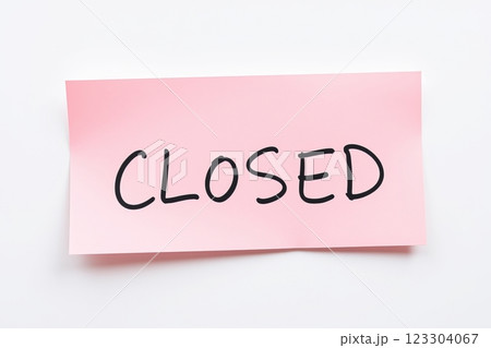 Text Closed on pink note 123304067