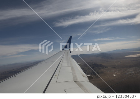 着陸寸前の飛行機から見た砂漠の風景 着陸寸前の飛行機から見た砂漠の風景 123304337