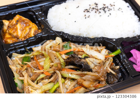 おいしい中華料理の肉野菜炒め弁当 123304386