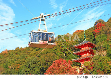 岐阜県岐阜市、岐阜公園三重塔と金華山ロープウェーの風景 岐阜県岐阜市、岐阜公園三重塔と金華山ロープウェーの風景 123304580