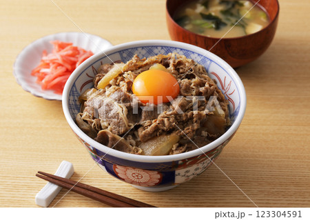 玉子の黄身を乗せた美味しそうな牛丼 123304591