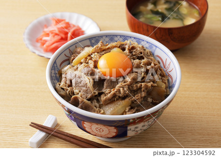 玉子の黄身を乗せた美味しそうな牛丼 123304592