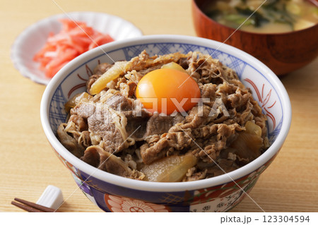 玉子の黄身を乗せた美味しそうな牛丼 123304594