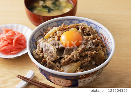 玉子の黄身を乗せた美味しそうな牛丼 玉子の黄身を乗せた美味しそうな牛丼 123304595