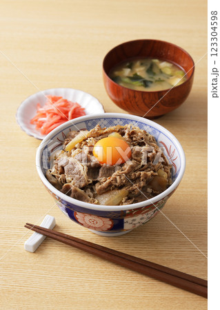 玉子の黄身を乗せた美味しそうな牛丼 玉子の黄身を乗せた美味しそうな牛丼 123304598