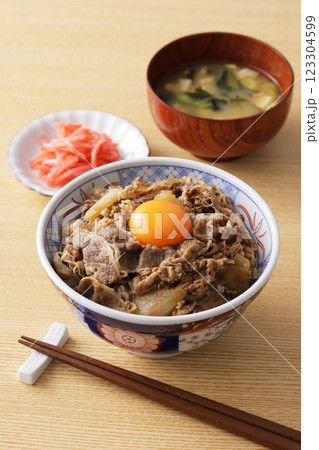 玉子の黄身を乗せた美味しそうな牛丼 玉子の黄身を乗せた美味しそうな牛丼 123304599