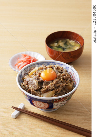 玉子の黄身を乗せた美味しそうな牛丼 123304600