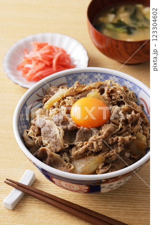 玉子の黄身を乗せた美味しそうな牛丼 123304602