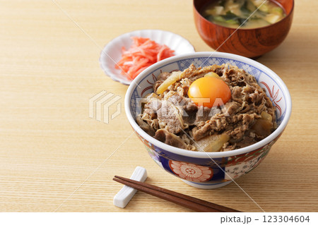 玉子の黄身を乗せた美味しそうな牛丼 123304604