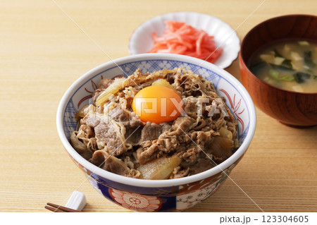 玉子の黄身を乗せた美味しそうな牛丼 玉子の黄身を乗せた美味しそうな牛丼 123304605