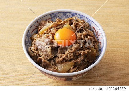 玉子の黄身を乗せた美味しそうな牛丼 123304629