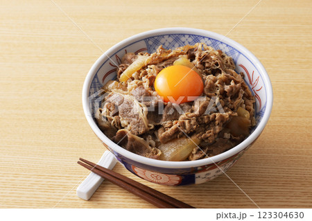 玉子の黄身を乗せた美味しそうな牛丼 玉子の黄身を乗せた美味しそうな牛丼 123304630