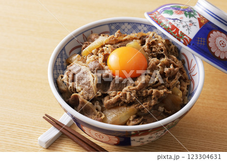 玉子の黄身を乗せた美味しそうな牛丼 123304631