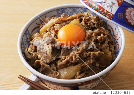 玉子の黄身を乗せた美味しそうな牛丼 123304632