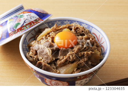 玉子の黄身を乗せた美味しそうな牛丼 123304635