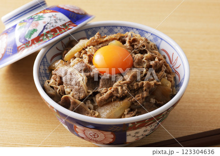 玉子の黄身を乗せた美味しそうな牛丼 123304636