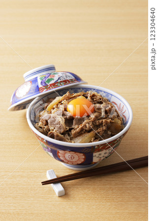 玉子の黄身を乗せた美味しそうな牛丼 123304640