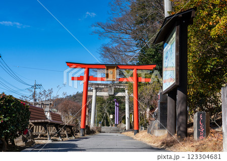 冬の足利織姫神社 七色の鳥居(縁結び坂) 栃木県足利市 冬の足利織姫神社 七色の鳥居(縁結び坂) 栃木県足利市 123304681