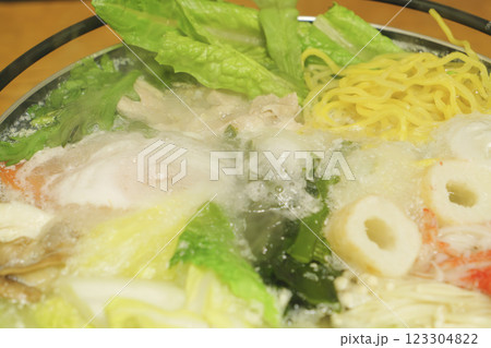 冬に食べる野菜と肉、魚介類たっぷりの鍋料理 123304822