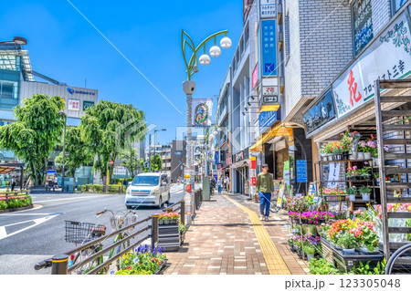 東京都世田谷区の都市風景　経堂駅　経堂すずらん通り 123305048