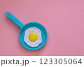 おもちゃのフライパンと目玉焼き 123305064