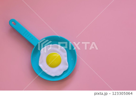 おもちゃのフライパンと目玉焼き おもちゃのフライパンと目玉焼き 123305064