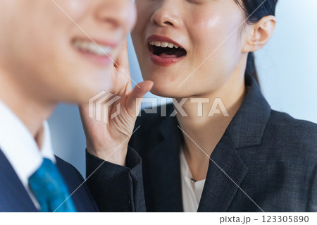 内緒話をする男女ビジネスパーソン 123305890