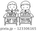 給食を前に食前の挨拶をしている子供たち 123306165