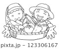 野菜の入った籠を見せている農家のおじさんとおばさん 123306167