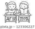 授業中に手を挙げている女の子 123306227