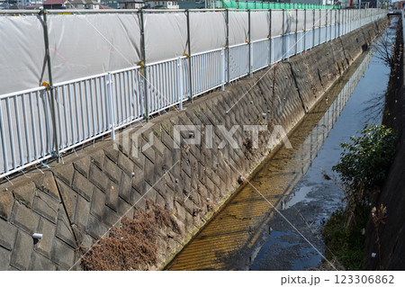 水路と工事現場の仮囲い 123306862