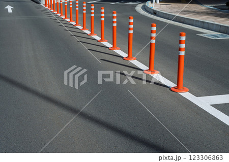 道路と車線分離標 123306863
