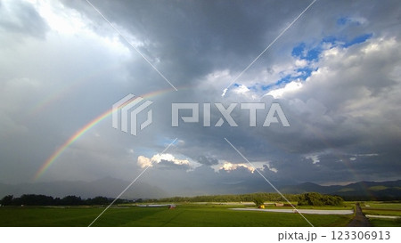 八ヶ岳高原に架かる虹（主虹と副虹） 123306913