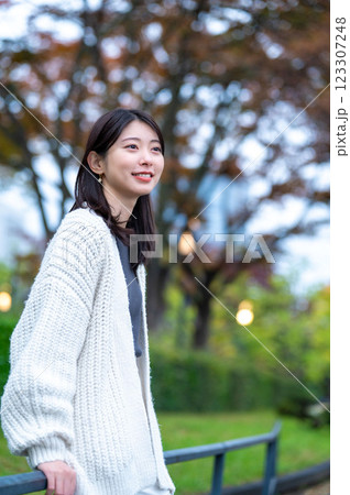 公園で微笑む若い女性 123307248
