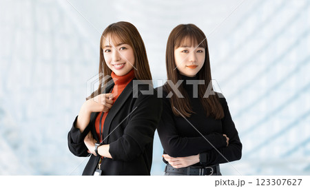 2人の女性・ビジネスウーマン 123307627