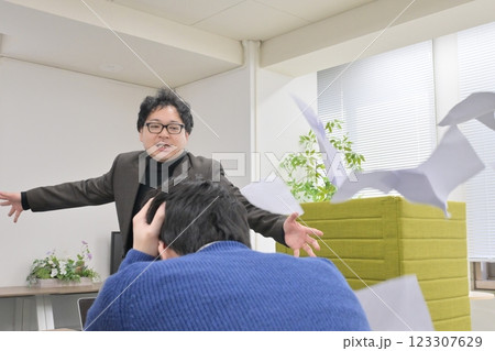 部下を叱責する男性 123307629