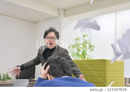 部下を叱責する男性 部下を叱責する男性 123307630
